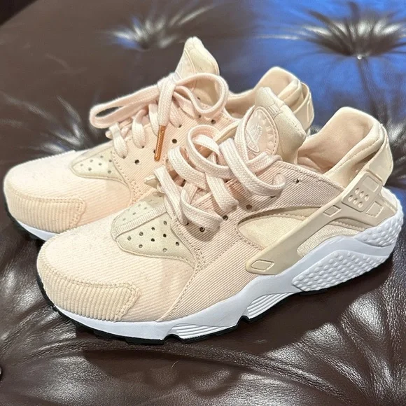 Nike Women's Blush Pink Sneakers NWOT - Picture 2 of 5